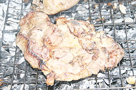 牛排放在烤架上