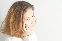 可愛的年輕女商人特寫肖像