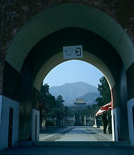 北京清十三陵皇家园林城门楼洞远山宫殿围栏