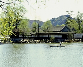 春季十三陵風景湖面綠柳樹芽明清建筑
