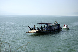 湖中游船