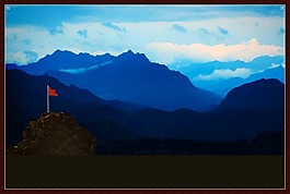 山峰上的紅旗