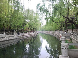 護城河邊