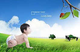 草地上爬行的嬰兒