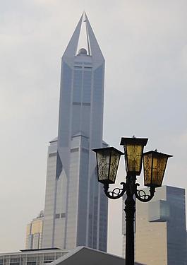 樓與燈的對比圖片