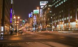 日本 札幌 雪夜的街景圖片