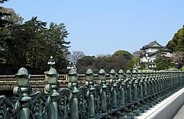 东京 皇宫大院 护城河 河堤上的围栏图片