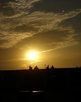 夕阳剪影图片