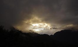 山間黃昏圖片