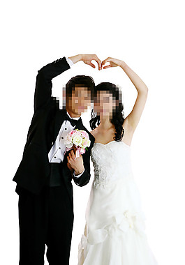 雙手圍成心形的婚紗情侶