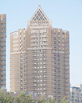 深黃色外墻的商住樓圖片
