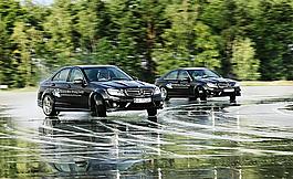 水面上的奔馳轎車圖片