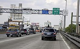 道路上的奔馳汽車圖片