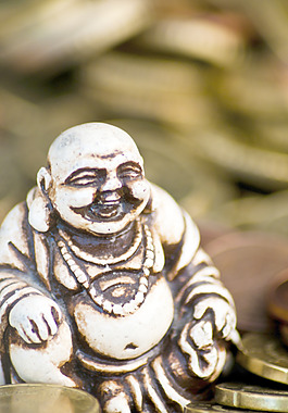 笑佛前的硬幣