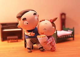 小孩抱玩具圖片