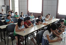 同學們在認真聽課圖片