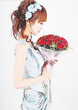 台湾网络超人气美女果子MM手捧鲜花图片