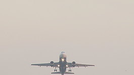 飛機(jī)起飛非常接近股票的錄像 視頻免費(fèi)下載