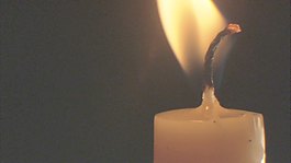 燃燒的蠟燭關閉股票視頻 視頻免費下載