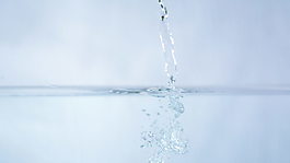 1股水流緩慢運(yùn)動(dòng)的錄像 視頻免費(fèi)下載