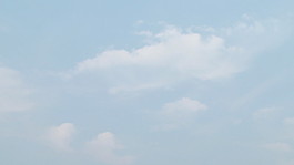 在淡藍(lán)色的天空，云移股票視頻 視頻免費下載
