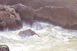 海岸的波浪巖