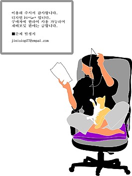 坐在椅子上看書逗貓的女人