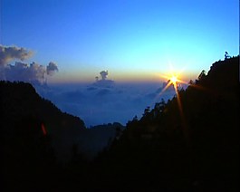 暮色山巒