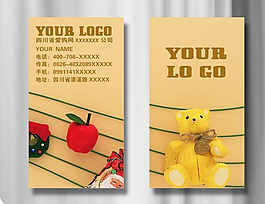 黃色背景下的綠色線條上的紅蘋果和玩具熊