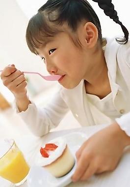 小女孩吃冰淇淋圖片