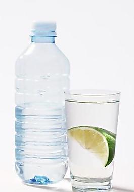 矿泉水瓶 玻璃杯图片