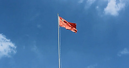 五星紅旗在藍(lán)天白云下隨風(fēng)飄動視頻