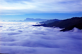 云霧繚繞大山背景圖
