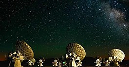 炫麗星空人們狂歡場景
