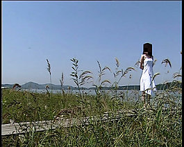 女孩站在河邊視頻素材