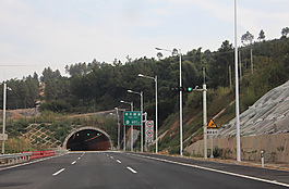 山洞  路灯图片