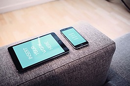 iPadiPhone沙發上的展示模板