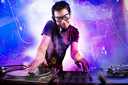 操作dj的戴眼镜男人