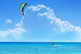 海面冲浪的人物