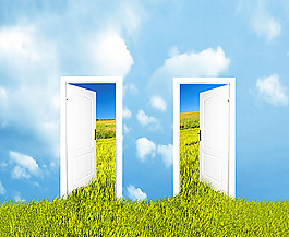 透過門窗戶的藍天白云草地