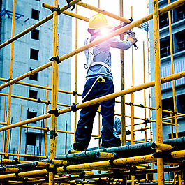 正在工作中的建筑工人