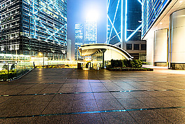 夜晚的城市大樓和廣場