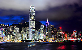 乌云下的海边城市