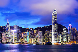 夜晚的海邊城市和山峰