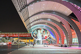都市機(jī)場(chǎng)門前夜景