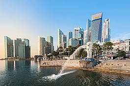 海边的喷水雕像和城市