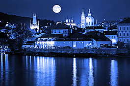 城市圓月夜景