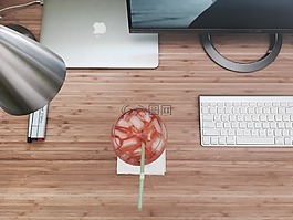 辦公桌,macbook,監(jiān)視器