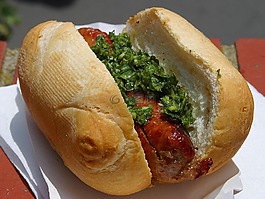 享用bratwurst,三明治,滾