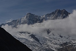 山,薩斯費,假期